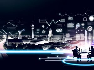 SEO-Berater*innen-Team mit digitalen Tools und Charts vor Münchens Skyline, darunter Olympiaturm und Frauenkirche, in einer modernen, technisch geprägten Szene.