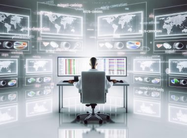 Person mittleren Alters am Schreibtisch mit mehreren Monitoren, die komplexe SEO-Analytics und Traffic-Statistiken zeigen. Umgeben von technischen Icons und KPIs, stilvoll in digitaler Matrix-Ästhetik.