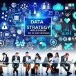 Dynamische Collage mit Schriftzug „Datenstrategie Anwendung: Erfolgsfaktor für smarte Entscheidungen“, Datennetzwerken, modernen Dashboards, KI-Symbolen und einer Gruppe von Professionals, die konzentriert Daten analysieren.