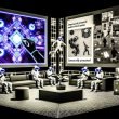 Virtuelle Realität in einer Reddit-Lounge mit Avataren, VR-Headsets und eingebetteten 3D-Anzeigen