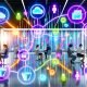 Modernes Büro mit Business-Personen, bunten Datenströmen, digitalen Dashboards und Diagrammen; zentrale Datenplattform verbindet verschiedene Datenquellen wie CRM, Social Media und Cloud; Szenen zu Datenmanagement, Implementierungsschritten und Stolperfallen beim Aufbau einer datengetriebenen Entscheidungsfindung.