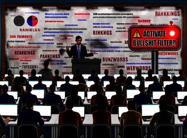 Überfüllter, düsterer Seminarraum mit desinteressierten Teilnehmern, verschlossenen Laptops und Smartphones; Dozent präsentiert monotone SEO-Folien, während ein rotes ‚Bullshit-Filter aktivieren!‘-Warnsignal dominiert.