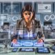 Marketingprofi analysiert komplexe digitale Datenflüsse auf einem Touchscreen, umgeben von Laptop, Tablet und Smartphone mit Tracking-Diagrammen, Consent-Checkboxen und Datenschutzsymbolen in modernem Büro