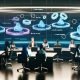 Mehrere junge Marketing- und Technologie-Experten arbeiten in einem futuristischen Kontrollraum mit holografischen Dashboards, die Themen wie cookieloses Targeting und Privacy-by-Design präsentieren.