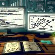 Modernes Entwickler-Workspace mit mehreren Monitoren, geöffnetem Code-Editor mit JSON, Dashboard mit steigenden Metriken und Notizbuch mit Revcontent Feed-Integration Blueprint.