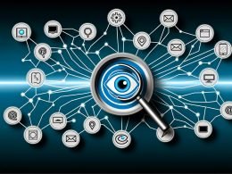 Abstrakte Grafik einer vernetzten Customer Journey mit Icons für Webseiten, Social Media, E-Mail, Smartphone und Ladengeschäft, zentral eine Lupe oder ein Auge als Symbol für Tracking, in glänzenden Blau- und Türkistönen mit Neon-Effekt