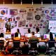 Digitalstratege im modernen Büro mit Monitoren, die Analyse-Dashboards und SEO-Tools zeigen, während Kollegen an Content-Workflows zusammenarbeiten
