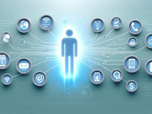 Moderne, digitale Illustration einer Person, die über Lichtstrahlen mit verschiedenen Touchpoints wie Website, Social Media, E-Mail, App, Telefon, Offline-Store und QR-Code verbunden ist. Hinterlegt mit Diagrammen und Daten-Grafiken in Blau- und Cyantönen.