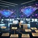 Moderner Arbeitsplatz mit zwei Monitoren voller bunter Data Dashboards, Post-its mit Schlagwörtern wie ‚Event-Tracking‘ und ‚Consent‘, und digitalen Symbolen für verschiedene Marketing-Kanäle, verbunden durch leuchtende Linien.