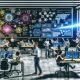 Diverse Teams in einem modernen Open-Space-Büro besprechen komplexe Daten-Flows, Diagramme und vernetzte Dashboards vor digitalen Whiteboards und Laptops; Echtzeit-Analysen und Data Governance-Checklisten auf großen Bildschirmen im Hintergrund.