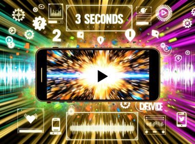 Smartphone mit grellem X Reel Start, dominante Farben, auffälliger Text und Algorithmus-Grafiken, TikTok- und Instagram-Logos im Hintergrund