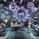 Futuristisches Büro mit diversen digitalen Marketern, die an Computern und holografischen SEO-Bildschirmen arbeiten, umgeben von KI-generierten Texten und Statistiken.