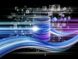 Abstraktes digitales Netzwerk mit leuchtenden Datenströmen, Datenkern und Tech-Symbolen vor futuristischer Stadt in Blau- und Violetttönen.