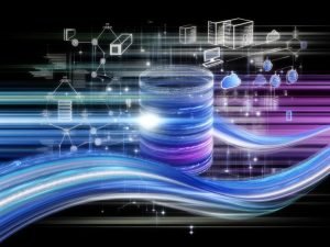 Abstraktes digitales Netzwerk mit leuchtenden Datenströmen, Datenkern und Tech-Symbolen vor futuristischer Stadt in Blau- und Violetttönen.