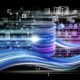 Abstraktes digitales Netzwerk mit leuchtenden Datenströmen, Datenkern und Tech-Symbolen vor futuristischer Stadt in Blau- und Violetttönen.