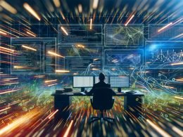 Eine konzentrierte Person arbeitet am Laptop an einem Schreibtisch mit mehreren Monitoren, umgeben von abstrakten Code- und Keyword-Strömen in einer dynamischen digitalen Kampfszene.