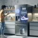 Moderne Küche mit digitalem Kühlschrank, Smart Speaker, Hologramm-Projektion eines Sneaker-Angebots und techaffiner Person