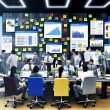 SEO-Manager diskutieren in einem modernen Büro mit Laptops, Datenvisualisierungen, Notizen und SEO-Tools.