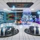 Futuristischer virtueller Newsroom mit Avataren, holografischen Dashboards und transparentem UI, das Revcontent Native Ads zeigt, umgeben von Projektionen von Code und API-Architektur.