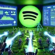 Futuristische digitale Kampfszene mit übergroßem Spotify-Logo, Roboterhänden, geisterhaften Bots, Werbetafeln und KI-Systemen in einem neonbeleuchteten Raum.