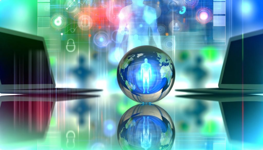 Zentrale Glaskugel auf modernem Schreibtisch, reflektierende Datenströme und abstrakte Figur, umgeben von verschwommenen Computern und Tracking-Symbolen in Blau-, Türkis-, Orange- und Grüntönen.