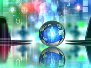 Zentrale Glaskugel auf modernem Schreibtisch, reflektierende Datenströme und abstrakte Figur, umgeben von verschwommenen Computern und Tracking-Symbolen in Blau-, Türkis-, Orange- und Grüntönen.