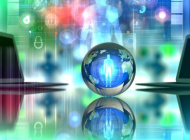 Zentrale Glaskugel auf modernem Schreibtisch, reflektierende Datenströme und abstrakte Figur, umgeben von verschwommenen Computern und Tracking-Symbolen in Blau-, Türkis-, Orange- und Grüntönen.