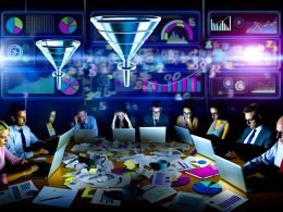 Marketingteam analysiert nachts chaotisch Daten vor futuristischen Monitoreffekten mit Funnel-Grafiken und digitalen Zahlenströmen.