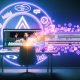 Kreativer YouTube-Creator am modernen Videoschnittplatz im Neonlicht mit offenen Timelines, Symbolen für Algorithmus, SEO und Analytics im 404 Magazine Signature-Stil