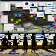 Chaotisch verstellter Schreibtisch mit mehreren Monitoren, überlappenden Dashboards, verstreuten Notizen und einer beleuchteten klaren Datenpipeline im Hintergrund.