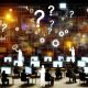Marketer in einem chaotischen Büro mit unübersichtlichen Dashboards, wirren Datenflüssen und fehlerhaften Anzeigen, während eine Person eine glänzende Glasscheibe für Klarheit hält