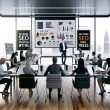 Teilnehmer*innen in einem modernen Konferenzraum mit Holztisch und Laptops verfolgen einen SEO-Workshop an einer digitalen Leinwand mit Diagrammen und technischen Grafiken.