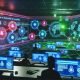 Futuristisches Marketing-Operations-Center mit Hightech-Dashboards, holografischen Benutzerreise-Karten, Neonfarben und vernetzten Datenströmen in digitaler Matrix-Atmosphäre.