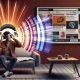 Junger urbaner Mensch auf Sofa genießt Musik mit Kopfhörern, leuchtende Audiowellen mit Markenlogos und Werbebotschaften, Smartphone mit Spotify-App auf dem Tisch, futuristisches Wohnzimmer.