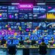 Hochmoderne Digitale Steuerzentrale mit großen Bildschirmen, die YouTube-Analysen und Meme-Trends zeigen, belebt durch Marketing-Teams