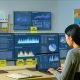 Fokussierter Datenanalyst in einem aufgeräumten Hightech-Büro mit mehreren Monitoren voller Datenvisualisierungen wie Dashboards, Heatmaps, Scatterplots und Zeitreihen, begleitet von Post-its mit Schlüsselbegriffen zur Datenverarbeitung