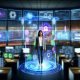Junger digitaler Marketer in einem modernen Kontrollzentrum mit leuchtenden Datenbildschirmen, holografischen Werbebannern, KI-Analyse und Blick auf Zukunftsstadt bei Nacht.