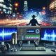 Moderner Content-Creator vor großen Monitoren mit YouTube-Analysen, Trending Sounds, Aufrufzahlen sowie Mikrofon, Kopfhörern und Video-Editing-Software in einem digitalen, urbanen Studio.