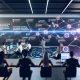 Marketer analysieren in einer digitalen Hightech-Redaktion vernetzte Daten, semantische Keyword-Grafen und Taboola Native Ads vor holografischen Overlays.