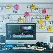 Moderner, organisierter Video-Editing-Arbeitsplatz mit Monitor, Notizen zur Themenplanung, Skripterstellung und Asset-Management sowie digitalen Symbolen für Zusammenarbeit und Dateiorganisation.