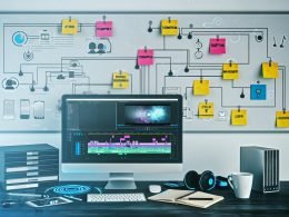 Moderner, organisierter Video-Editing-Arbeitsplatz mit Monitor, Notizen zur Themenplanung, Skripterstellung und Asset-Management sowie digitalen Symbolen für Zusammenarbeit und Dateiorganisation.