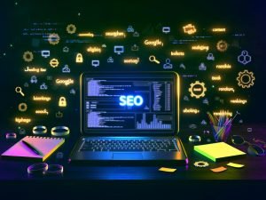 Aufgeklappter Laptop auf dunklem Schreibtisch mit SEO-Dashboard, Diagrammen und fliegenden Analyse-Icons, Neon-Akzente und leuchtende Schlagwörter im Nachthintergrund.