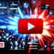 Modernes YouTube-Interface mit viralen Inhalten, dynamischen Diagrammen und leuchtenden roten und blauen Lichtern, die digitale Analyse und Wettbewerb visualisieren.