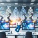 Publisher in einem hellen, modernen Büro mit mehreren Monitoren voller Grafiken, Dashboards und KI-Analysen, umgeben von automatisierter Technik und digitalen Bausteinen.