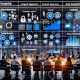 Modernes Büro mit vielfältigem digitalem Marketing-Team vor einem riesigen Dashboard, das Kunden-Datenströme, Einwilligungshäkchen und DSGVO-Ordner zeigt. Der Fokus liegt auf Datenschutz, Compliance und Teamarbeit.