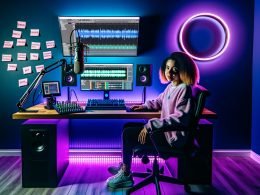 Futuristisches Creator-Heimstudio mit dualen Monitoren, High-End-Audiotechnik, LED-Lichtern und Content Tools für TikTok und YouTube.