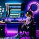 Futuristisches Creator-Heimstudio mit dualen Monitoren, High-End-Audiotechnik, LED-Lichtern und Content Tools für TikTok und YouTube.
