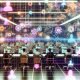 Futuristisches Büro mit Marketers und Analysten, digitalen Dashboards, holografischen Diagrammen und vernetzten CRM-, CDP-, DMP-Systemen in Pastellneonbeleuchtung.