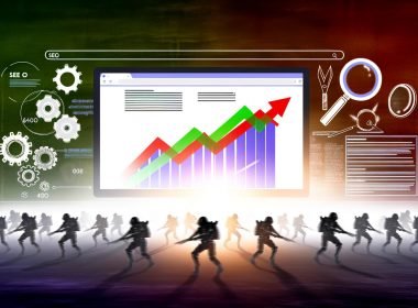 Digitales Schlachtfeld für SEO mit Computerbildschirm, aufsteigendem Traffic-Graph, technischen Icons sowie Schattenrissen konkurrierender Websites im Nebel.
