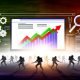 Digitales Schlachtfeld für SEO mit Computerbildschirm, aufsteigendem Traffic-Graph, technischen Icons sowie Schattenrissen konkurrierender Websites im Nebel.